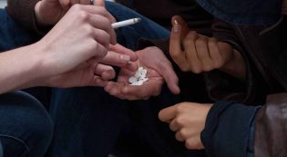 Всі причини підліткової наркоманії