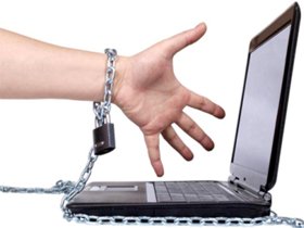 Рука прикована к ноутбуку   | Лечение игромании  в клинике им. Гальченко В.В в г. Киев